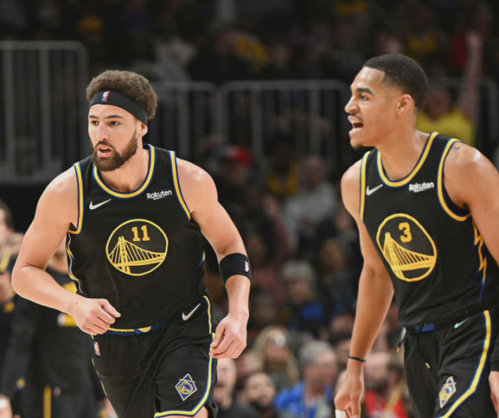 两队的对峙 两队的对峙